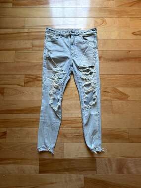 14Short American Eagle Light Wash High-Waist Destroyed Skinny Jeans
